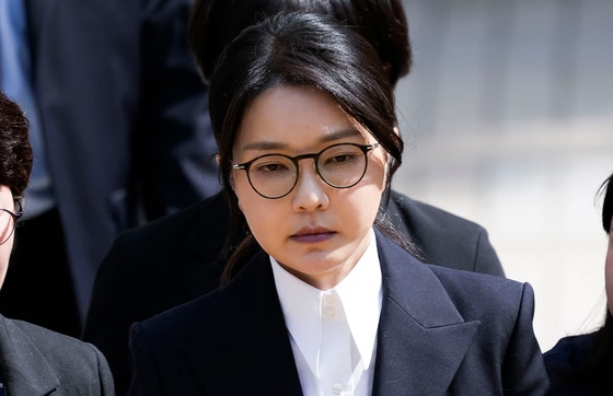 김건희, 남편 윤석열 전 대통령에게 “꼭 버텨달라” 당부… 서희건설 회장과의 관계 언급 김건희, 남편 윤석열 전 대통령에게 “꼭 버텨달라” 당부… 서희건설 회장과의 관계 언급