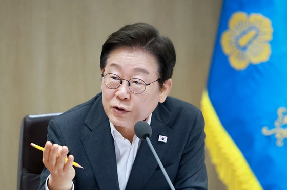 이재명 대통령 지지율 56%로 하락, 특별사면 논란 영향 커 이재명 대통령 지지율 56%로 하락, 특별사면 논란 영향 커