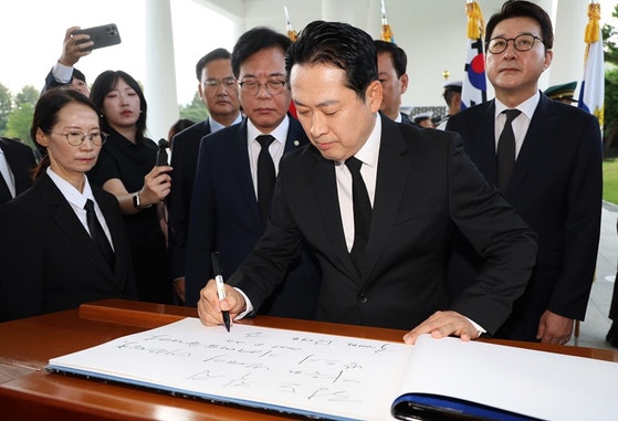 장동혁 국민의힘 신임 당 대표, 현충원 참배로 첫 공식 일정 시작 장동혁 국민의힘 신임 당 대표, 현충원 참배로 첫 공식 일정 시작