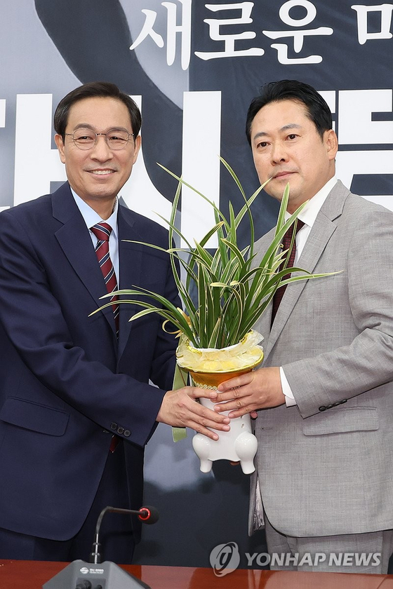 이재명 대통령, 장동혁 국민의힘 대표 초청 의사 밝혀…장 대표 “단순한 만남은 의미 없어” 이재명 대통령, 장동혁 국민의힘 대표 초청 의사 밝혀…장 대표 “단순한 만남은 의미 없어”