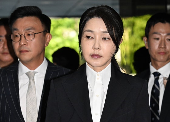 김건희 씨, 도이치모터스 주가 조작 사건 공모 혐의로 구속기소 김건희 씨, 도이치모터스 주가 조작 사건 공모 혐의로 구속기소