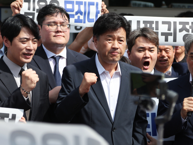 국민의힘, 김용 전 부원장 보석 허가에 강력 반발… “사법부, 권력에 무릎 꿇어” 국민의힘, 김용 전 부원장 보석 허가에 강력 반발… “사법부, 권력에 무릎 꿇어”