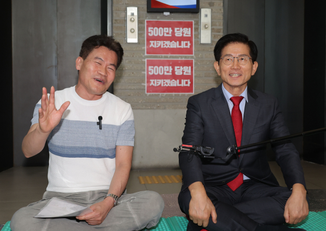 국민의힘 전당대회 앞두고 ‘전한길’ 논란 지속, 김문수 “공천은 공심위에 맡길 것” 국민의힘 전당대회 앞두고 ‘전한길’ 논란 지속, 김문수 “공천은 공심위에 맡길 것”