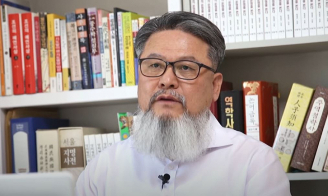 김건희, 대통령 관저 이전 논란 속 풍수 전문가와 13차례 통화 확인 김건희, 대통령 관저 이전 논란 속 풍수 전문가와 13차례 통화 확인