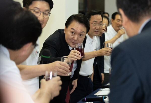 윤석열 전 대통령, 재임 초 폭탄주 즐겨…소주·맥주 배달 증언 나와 윤석열 전 대통령, 재임 초 폭탄주 즐겨…소주·맥주 배달 증언 나와