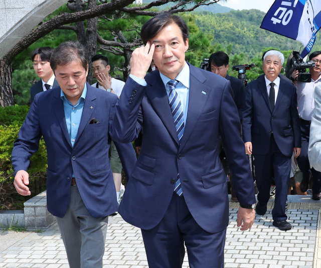 조국, 독자 노선 선언하며 민주당과의 긴장 고조…정계 복귀 후 행보 주목 조국, 독자 노선 선언하며 민주당과의 긴장 고조…정계 복귀 후 행보 주목