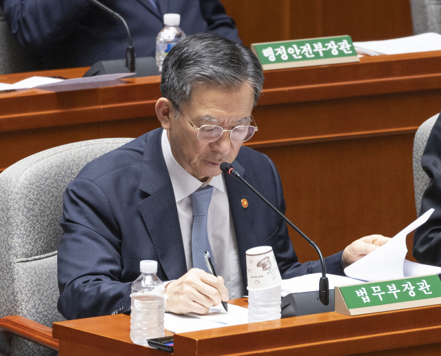 정성호 법무부 장관, 경찰 수사 부실 보완 위한 제도적 장치 필요성 강조 정성호 법무부 장관, 경찰 수사 부실 보완 위한 제도적 장치 필요성 강조