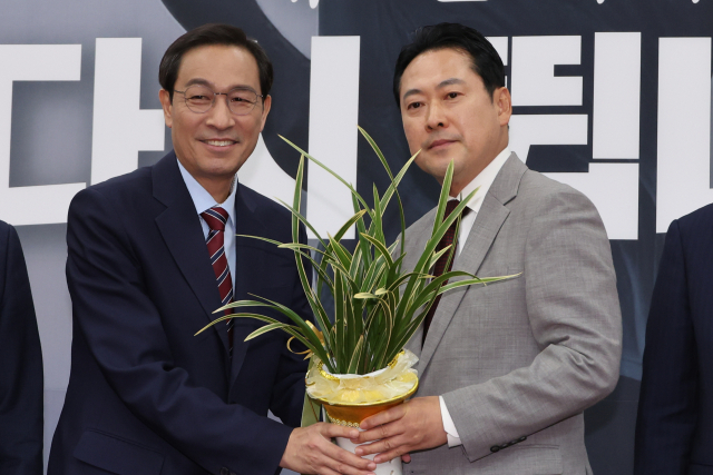 장동혁, 이재명 대통령 초청에 “단순한 만남은 큰 의미 없다”며 거부 의사 장동혁, 이재명 대통령 초청에 “단순한 만남은 큰 의미 없다”며 거부 의사