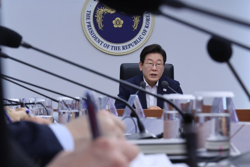 이재명 대통령, 내수 활성화 위한 2차 대책 필요성 강조하며 민생쿠폰 효과 언급 이재명 대통령, 내수 활성화 위한 2차 대책 필요성 강조하며 민생쿠폰 효과 언급