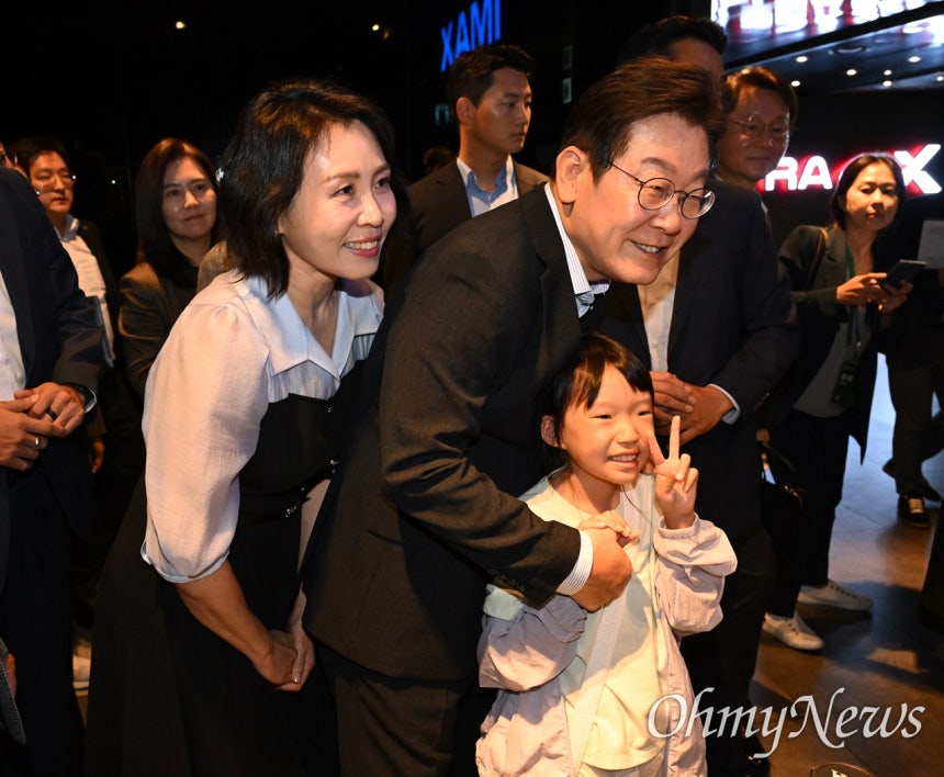 이재명 대통령 부부, 영화 ‘독립군’ 관람하며 홍범도 장군의 삶 되새겨 이재명 대통령 부부, 영화 ‘독립군’ 관람하며 홍범도 장군의 삶 되새겨