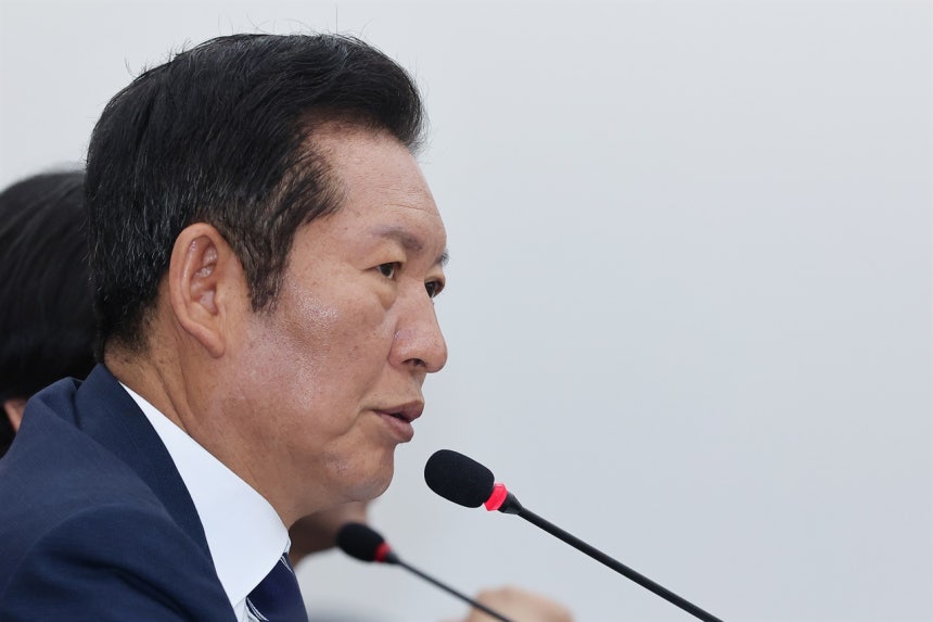 정청래, 검찰의 핵심 증거 분실 사건에 “스스로 수갑 채우길” 비판 정청래, 검찰의 핵심 증거 분실 사건에 “스스로 수갑 채우길” 비판
