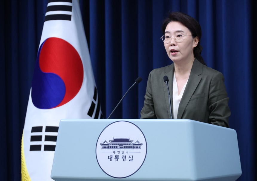 대통령실, 트럼프 정부의 삼성 지분 요구설에 “사실무근” 입장 밝혀 대통령실, 트럼프 정부의 삼성 지분 요구설에 “사실무근” 입장 밝혀