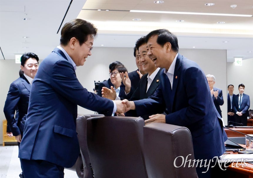 이재명 대통령, 여야 지도부에 순방 성과 설명 자리 마련 계획 이재명 대통령, 여야 지도부에 순방 성과 설명 자리 마련 계획