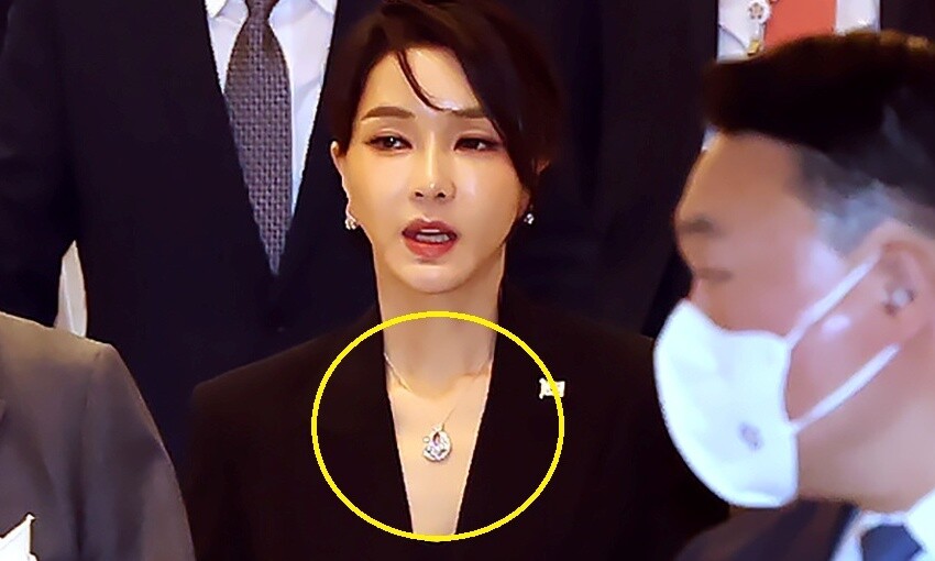 김건희 여사, 출시 전 목걸이 모조품 구매 주장 논란 김건희 여사, 출시 전 목걸이 모조품 구매 주장 논란