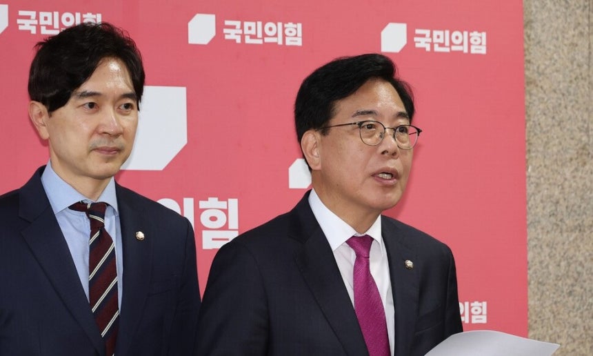 조국 전 장관 사면에 대한 송언석 비판, 홍문종 사면에는 침묵 조국 전 장관 사면에 대한 송언석 비판, 홍문종 사면에는 침묵