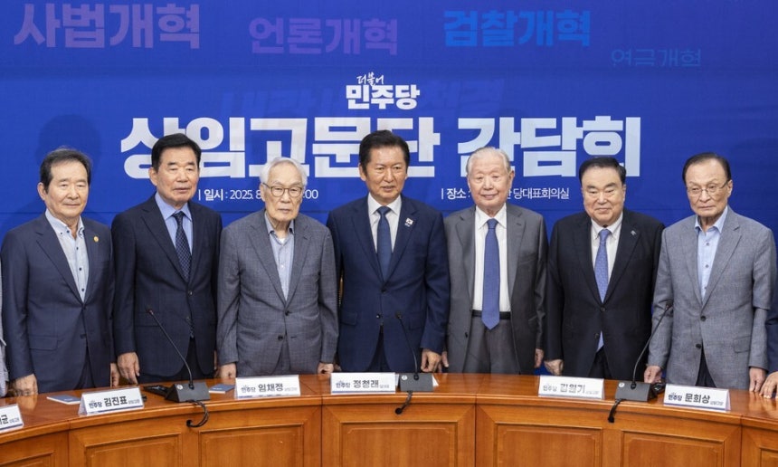 정청래 대표에게 쓴소리한 민주 원로들, “과격하지 말고 당원만 보지 말라” 정청래 대표에게 쓴소리한 민주 원로들, “과격하지 말고 당원만 보지 말라”