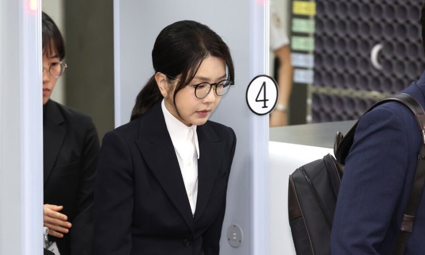 수갑 찬 김건희, 특검 조사에서 진술 거부하며 소회 밝혀… 뇌물죄 적용 검토 중 수갑 찬 김건희, 특검 조사에서 진술 거부하며 소회 밝혀… 뇌물죄 적용 검토 중