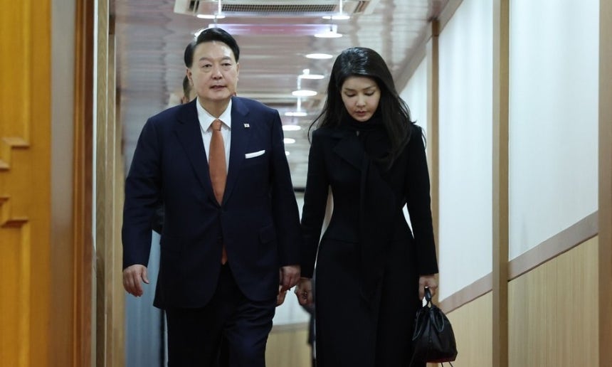 윤석열 전 대통령 부부, 계엄 관련 정신적 손해 배상 소송 제기 윤석열 전 대통령 부부, 계엄 관련 정신적 손해 배상 소송 제기