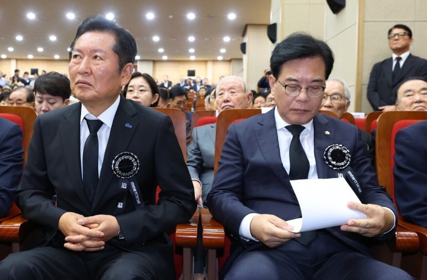 김대중 추모식서 여야 대표 악수 불발, 갈등 심화 김대중 추모식서 여야 대표 악수 불발, 갈등 심화