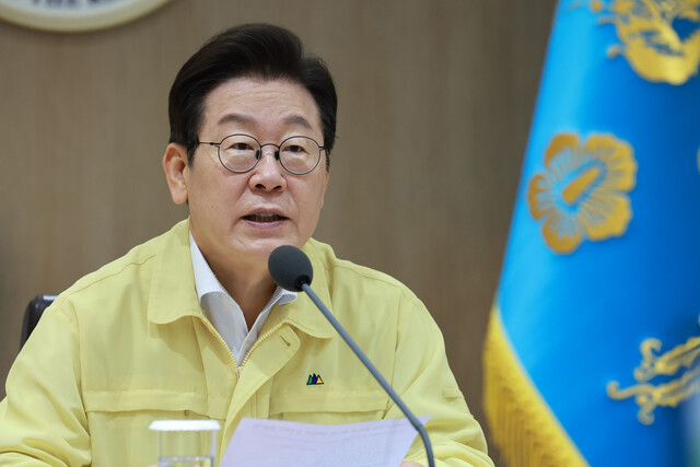 이재명 대통령 지지율 57%로 하락, 8·15 특별사면 부정 평가 높아 이재명 대통령 지지율 57%로 하락, 8·15 특별사면 부정 평가 높아