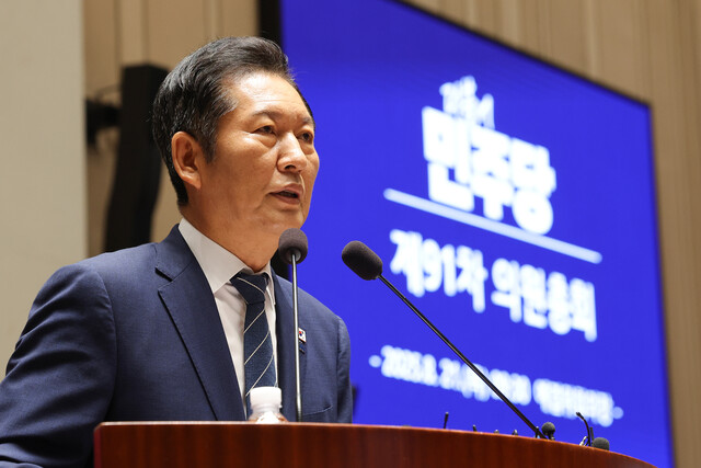 정청래 민주당 대표, 직무수행 긍정 평가 45%…민주당 지지율은 40%로 하락 정청래 민주당 대표, 직무수행 긍정 평가 45%…민주당 지지율은 40%로 하락