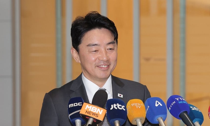 강훈식 비서실장, 한-미 정상회담 수행 위해 미국 출국…“한 사람이라도 더 설득할 수 있다면” 강훈식 비서실장, 한-미 정상회담 수행 위해 미국 출국…“한 사람이라도 더 설득할 수 있다면”