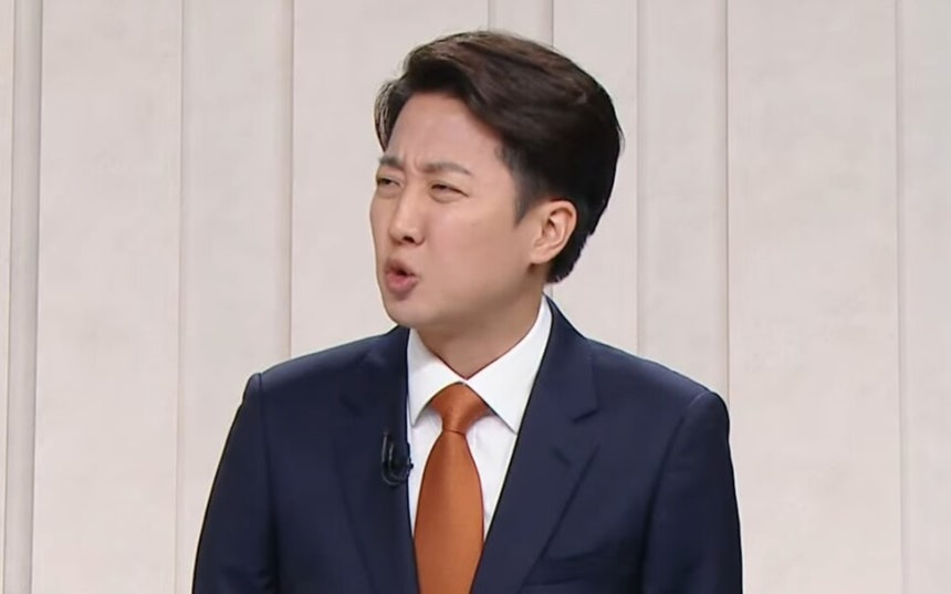 직장인 대다수, 이준석 의원의 언어 성폭력 발언에 대한 국회 징계 필요성 강조 직장인 대다수, 이준석 의원의 언어 성폭력 발언에 대한 국회 징계 필요성 강조
