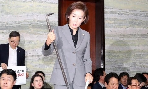 나경원 5선 의원 법사위 간사 임명, ‘빠루 사건’ 재조명되며 논란 확산 나경원 5선 의원 법사위 간사 임명, ‘빠루 사건’ 재조명되며 논란 확산