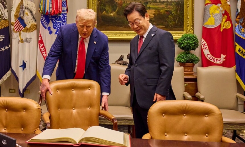 이재명 대통령, 트럼프 의자 배려에도 서서 서명한 이유는 “경상도 예의” 이재명 대통령, 트럼프 의자 배려에도 서서 서명한 이유는 “경상도 예의”