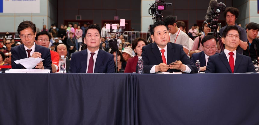 김건희 구속 후 국민의힘 내 반탄파와 찬탄파 갈등 심화 김건희 구속 후 국민의힘 내 반탄파와 찬탄파 갈등 심화
