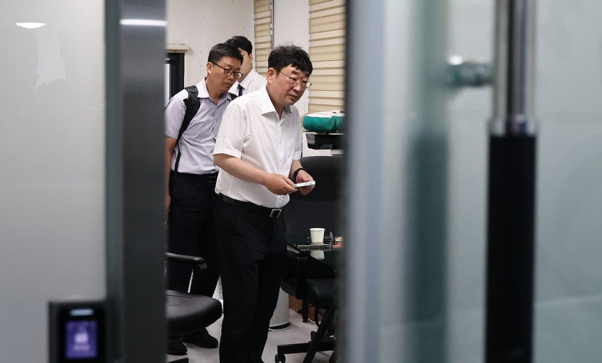 경찰, 유튜버 신혜식 휴대전화 확보하며 서부지법 난입 사건 수사 강화 경찰, 유튜버 신혜식 휴대전화 확보하며 서부지법 난입 사건 수사 강화