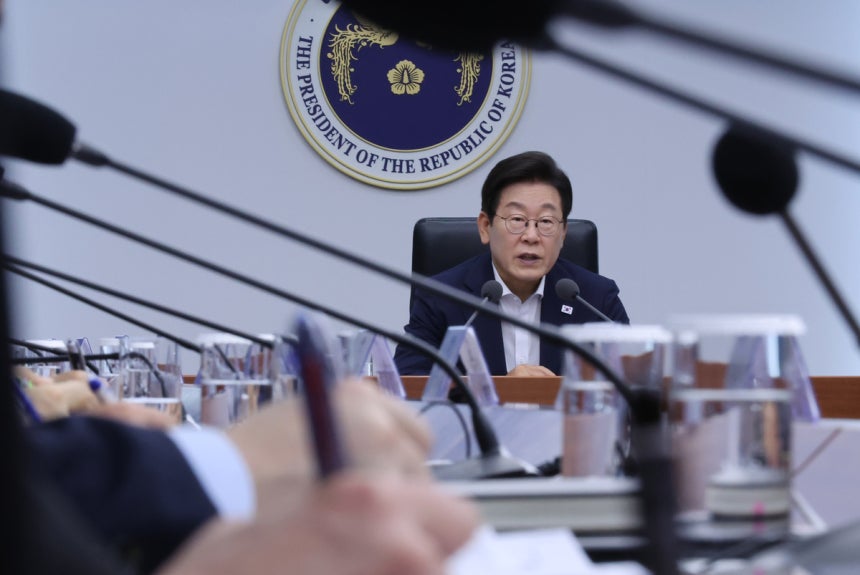 이재명 대통령, 소비쿠폰 효과 강조하며 2차 내수 활성화 필요성 언급 이재명 대통령, 소비쿠폰 효과 강조하며 2차 내수 활성화 필요성 언급