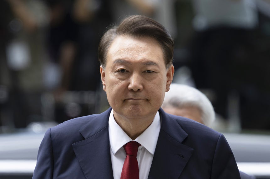 윤석열 전 대통령 실명 가능성.. 법무부와 윤 측의 상반된 주장 윤석열 전 대통령 실명 가능성.. 법무부와 윤 측의 상반된 주장