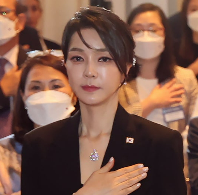 김건희 여사, 삼청동 안가에서 이봉관 회장과 두 차례 만남 확인 김건희 여사, 삼청동 안가에서 이봉관 회장과 두 차례 만남 확인