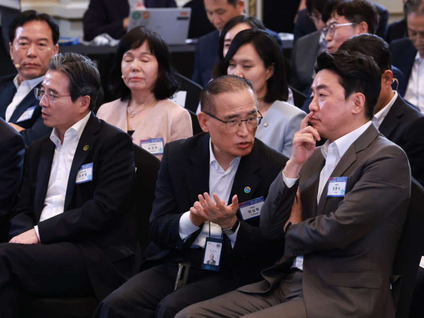 강훈식 비서실장, 이례적 미국 동행…대통령실 ‘3실장’ 한·미 정상회담 총출동 강훈식 비서실장, 이례적 미국 동행…대통령실 ‘3실장’ 한·미 정상회담 총출동