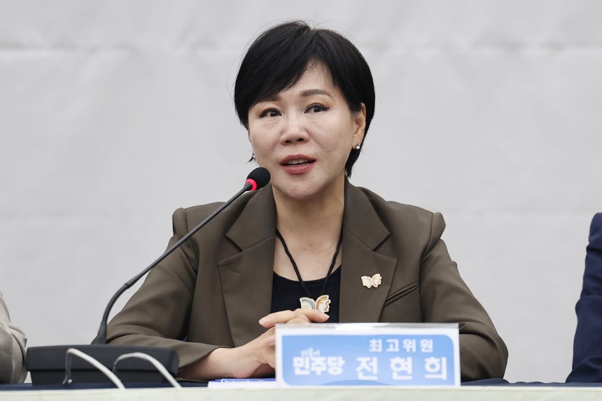이재명 피습 사건, 정치적 테러로 규정 요구…민주당, 국정원 축소·은폐 의혹 제기 이재명 피습 사건, 정치적 테러로 규정 요구…민주당, 국정원 축소·은폐 의혹 제기