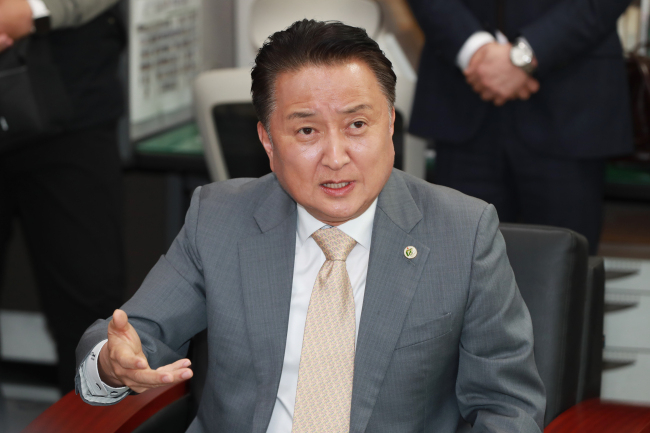 김영환 충북지사, ‘돈 봉투 수수 의혹’으로 피의자 전환…경찰 수사 본격화 김영환 충북지사, ‘돈 봉투 수수 의혹’으로 피의자 전환…경찰 수사 본격화