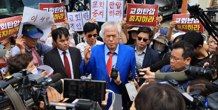 전광훈 목사 주거지에서 수천만원 현금 압수, 경찰 수사 진행 중 전광훈 목사 주거지에서 수천만원 현금 압수, 경찰 수사 진행 중