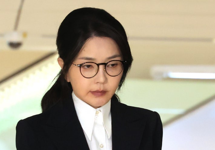 김건희, 억대 수표 인출과 주가조작 의혹 관련 특검 조사 김건희, 억대 수표 인출과 주가조작 의혹 관련 특검 조사