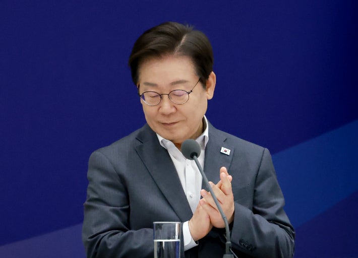 이재명 대통령 국정 지지도 56.5%로 취임 후 최저치 기록 이재명 대통령 국정 지지도 56.5%로 취임 후 최저치 기록