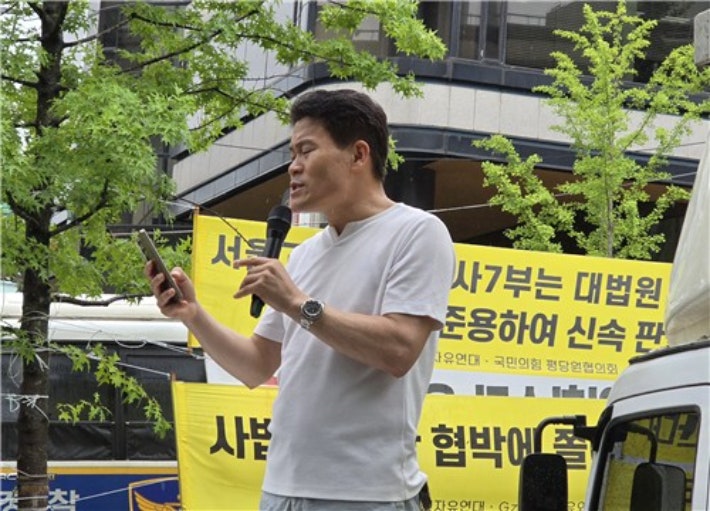 김근식, 전한길의 극우적 행동에 대한 강력한 비판과 국민의힘의 대응 김근식, 전한길의 극우적 행동에 대한 강력한 비판과 국민의힘의 대응