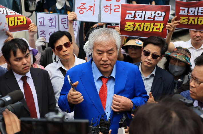 전광훈 목사, 법원 폭동 배후 의심받아 횡령 혐의로 출국 금지 전광훈 목사, 법원 폭동 배후 의심받아 횡령 혐의로 출국 금지