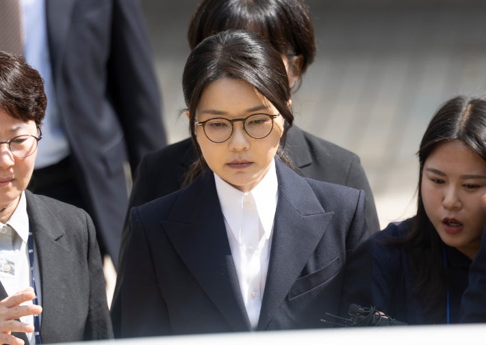 김건희, 전직 영부인 최초 구속 기로에 서다 김건희, 전직 영부인 최초 구속 기로에 서다