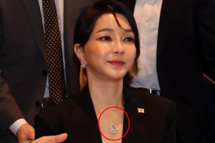 김건희 목걸이 모조품 주장에 특검, 증거인멸 수사 착수 김건희 목걸이 모조품 주장에 특검, 증거인멸 수사 착수