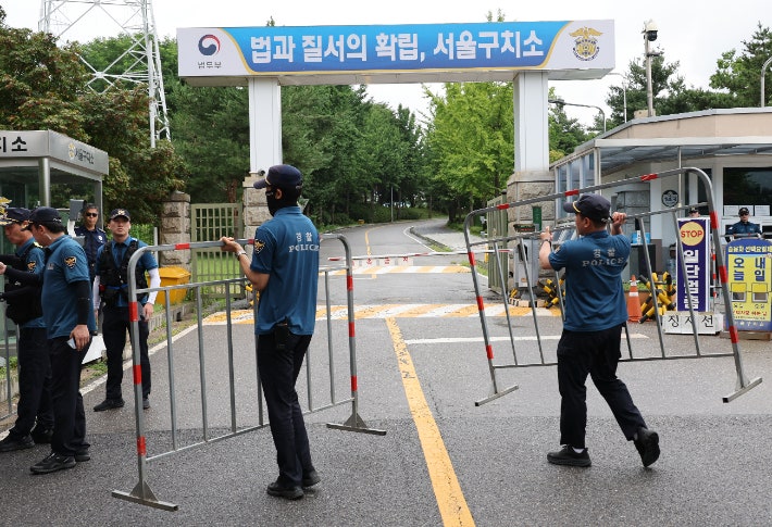 법무부, 윤석열 전 대통령 특혜 논란 변호인 접견실 사용 중단 및 서울구치소장 교체 법무부, 윤석열 전 대통령 특혜 논란 변호인 접견실 사용 중단 및 서울구치소장 교체