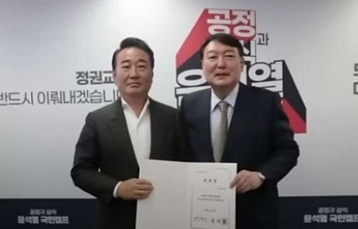 국민의힘 실세 이영수, 서희타워에서 건진법사 전성배와 만남 확인 국민의힘 실세 이영수, 서희타워에서 건진법사 전성배와 만남 확인