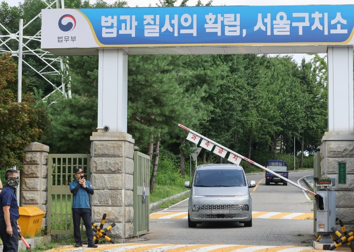 구속된 윤석열 전 대통령 특혜 의혹 속 서울구치소장 교체 구속된 윤석열 전 대통령 특혜 의혹 속 서울구치소장 교체