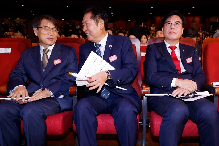 김대중 전 대통령 추모식, 여야 대표 악수 이뤄질지 주목 김대중 전 대통령 추모식, 여야 대표 악수 이뤄질지 주목