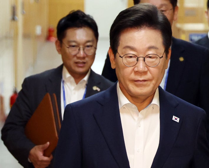 이재명 대통령 지지율 2주 연속 급락, 최저치 기록 이재명 대통령 지지율 2주 연속 급락, 최저치 기록