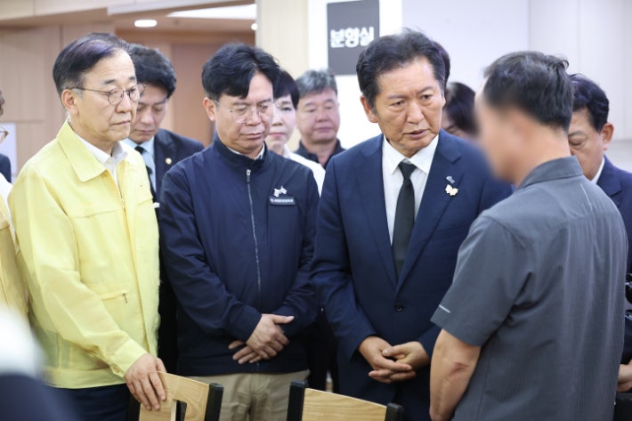 정청래, 청도 열차 사고 현장 방문 “사고 원인 철저히 조사할 것” 정청래, 청도 열차 사고 현장 방문 “사고 원인 철저히 조사할 것”